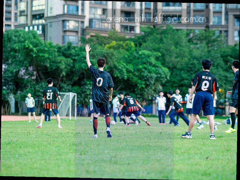 耳机、键盘与深色数据界面组成的客服工作台局部场景